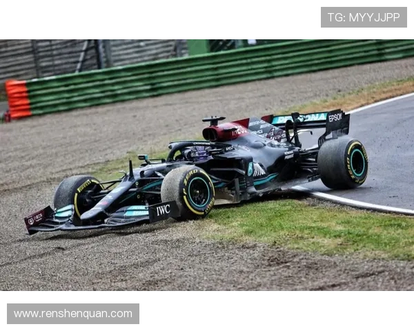 F1赛季激战正酣 红牛与梅赛德斯争锋 赛道变化与车队策略成关键 F1赛季激战正酣 红牛与梅赛德斯争锋 赛道变化与车队策略成关键